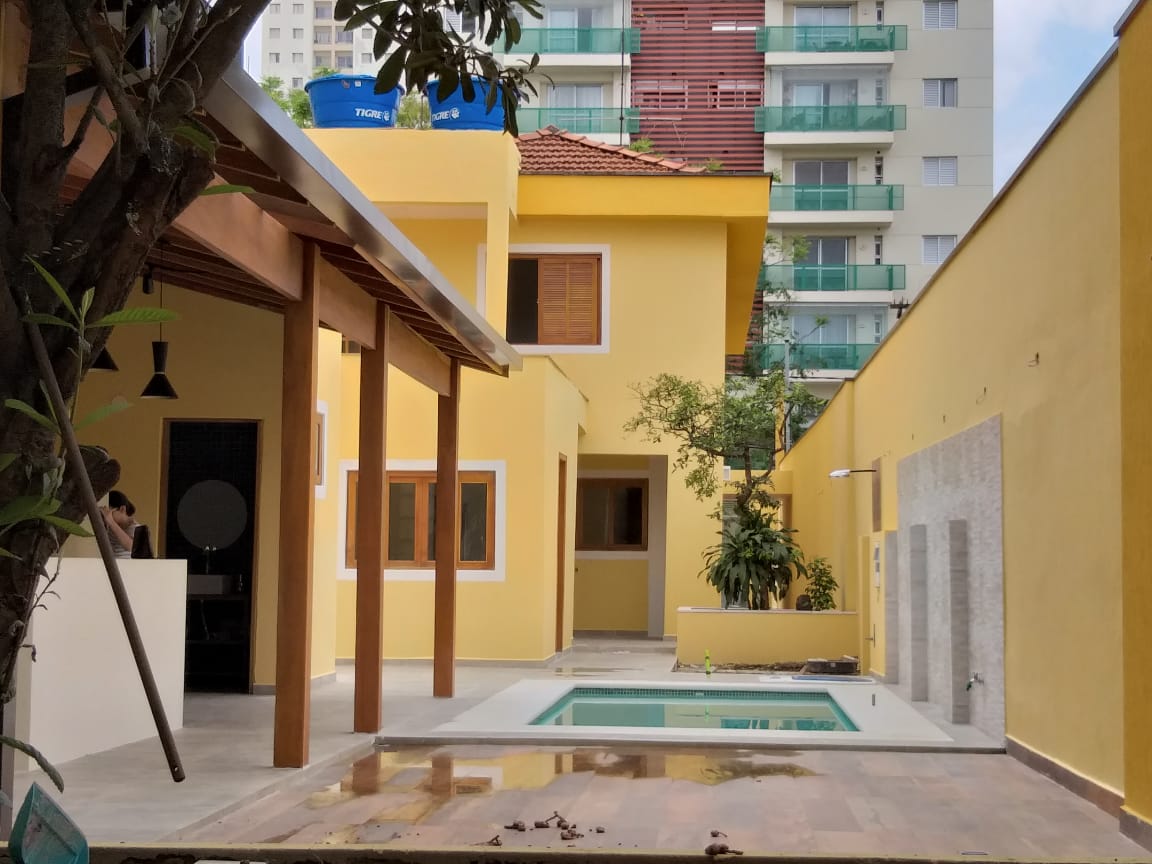 grafiato amarelo em sobrado, bairro do limão, e casa verde, zona Norte de São Paulo